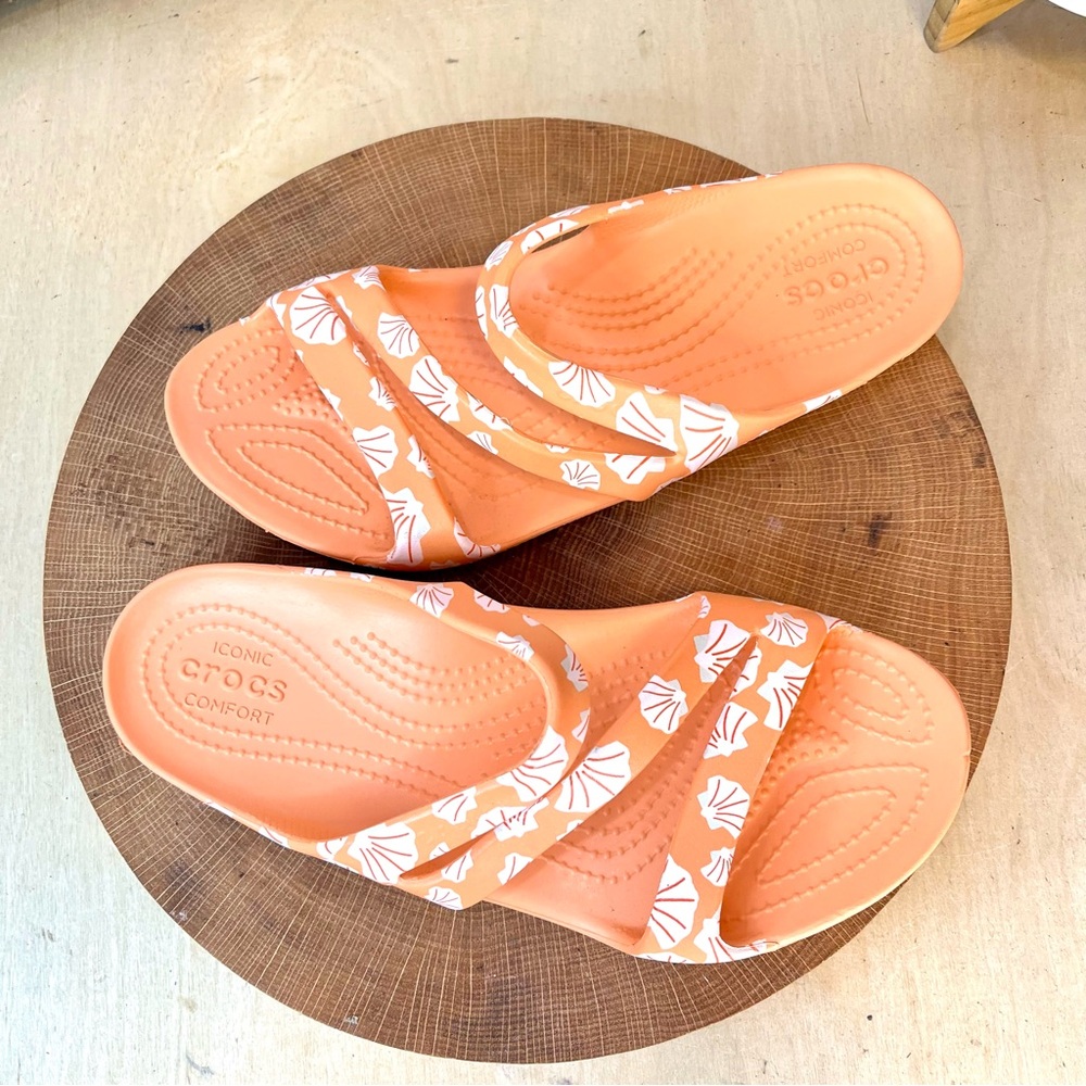 Crocs Kadee II Sandals | Orange with White Seashell Print | Size 8 - Picture 4 of 14